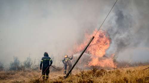 Νέα φωτιά στον Ωρωπό: Ξέσπασε από κεραυνό πίσω από την Πάρνηθα