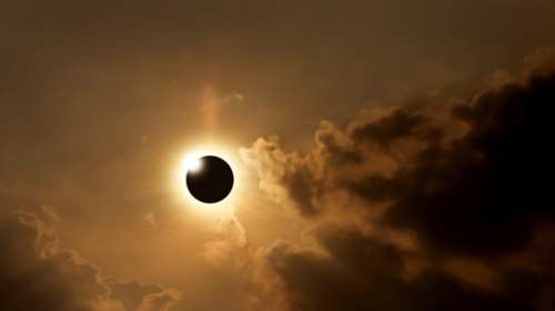 Φρενίτιδα με την ολική έκλειψη ηλίου σήμερα – Πού θα είναι ορατή, τι ώρα θα τη δείτε
