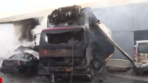 Θεσσαλονίκη: Φωτιά σε πάρκινγκ κοντά στο λιμάνι – Κάηκαν τρία οχήματα [βίντεο]