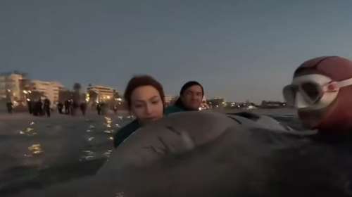 Συγκλονιστικό: Εθελόντρια τραγουδάει στη νεαρή φάλαινα που δίνει μάχη να κρατηθεί στη ζωή [Βίντεο]