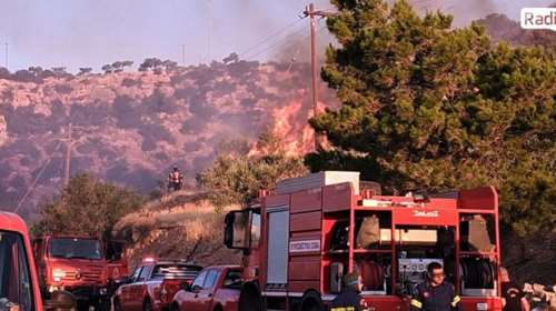 Ανεξέλεγκτη η φωτιά στην Ιεράπετρα - Κάηκαν σπίτια, εκκενώθηκαν ξενοδοχεία, σε 3 μέτωπα η μάχη