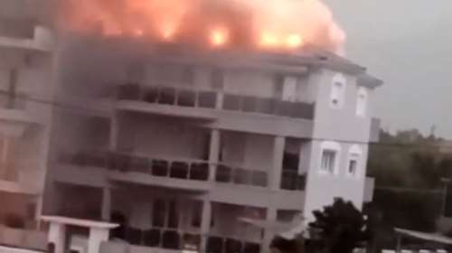 Φωτιά από κεραυνό σε τριώροφη κατοικία στην Καλαμάτα - Αναφορές για μεγάλες ζημιές [βίντεο]