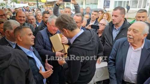 Καμένα Βούρλα: Κάτοικος έκανε δώρο στον Μητσοτάκη ένα... &quot;κασελάκι&quot; - Τι του απάντησε ο πρωθυπουργός [βίντεο]