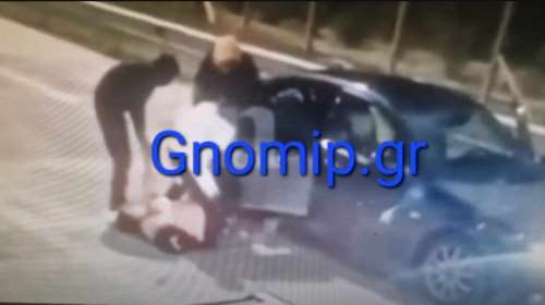 Κουκουλοφόροι έσερναν γυναίκα στα διόδια Αιγίου – Ούρλιαζε ενώ προσπαθούσε να ξεφύγει [βίντεο]