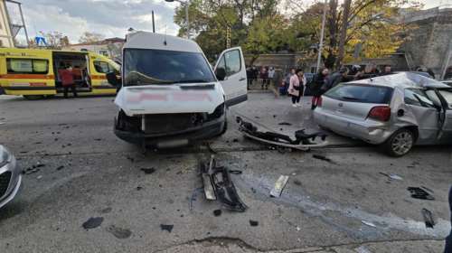 Πτολεμαΐδα: ΙΧ καρφώθηκε σε βαν και μετά έπεσε πάνω σε παρκαρισμένα [εικόνες]