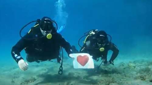 Υποβρύχιοι γάμοι στην Αλόννησο: Το κάλεσμα του δημάρχου ανήμερα του Αγίου Βαλεντίνου [βίντεο]