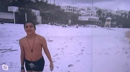 Μύκονος: Ατρόμητος νεαρός βούτηξε στα νερά της χιονισμένης Ψαρρούς [Βίντεο]