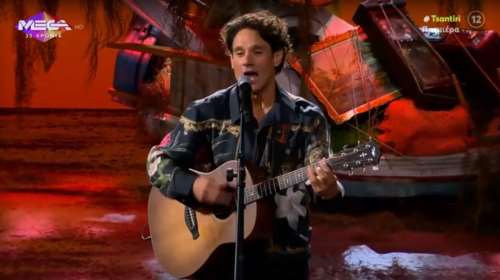 Ο Πάνος Βλάχος ξεσήκωσε με τα τραγούδια του το Αλ Τσαντίρι Νιουζ στην πρεμιέρα του Λάκη Λαζόπουλου [βίντεο]