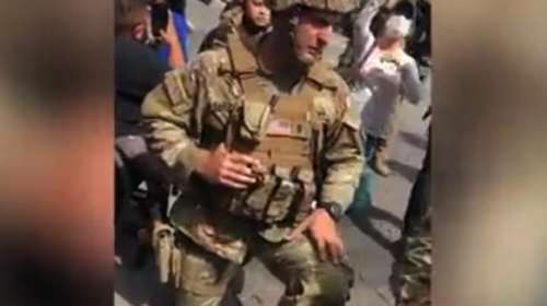 Πρωτοφανείς εικόνες στις ΗΠΑ: Στρατιώτες γονατίζουν μαζί με διαδηλωτές στη μνήμη του Τζορτζ Φλόιντ [βίντεο]