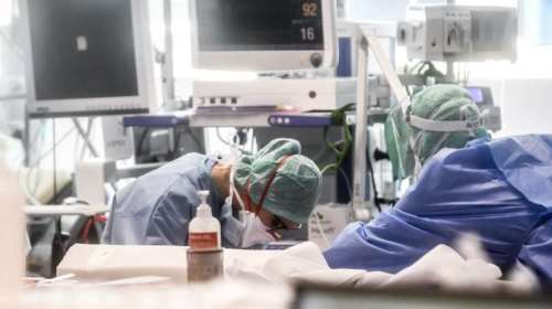 Διευθύντρια ΜΕΘ του ΑΧΕΠΑ: Η εμπειρία του κορονοϊού - Πώς &quot;χτυπά&quot; 45άρηδες