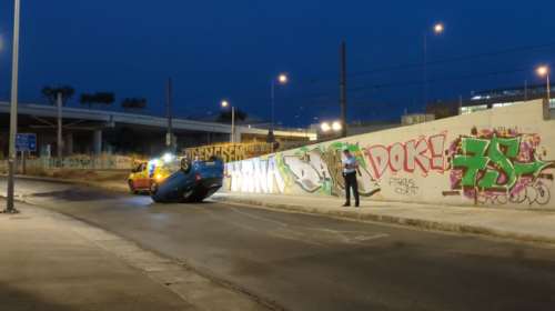 Ανετράπη αυτοκίνητο στην Ποσειδώνος - Βγήκαν μόνοι τους οι επιβάτες [βίντεο]