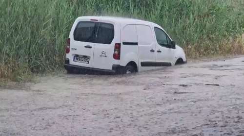 Έντονη βροχόπτωση στη Θεσσαλονίκη: Φούσκωσε ρέμα στο Ωραιόκαστρο, προβλήματα και στην Περαία [βίντεο]