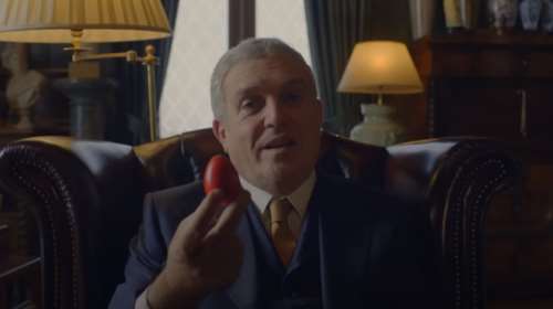 Ο Χρήστος Ζαμπούνης αυτοτρολάρεται στην πασχαλινή διαφήμιση του Jumbo - Το Savoir vivre για το τσούγκρισμα των αβγών [βίντεο]