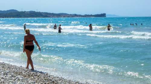 Εξόρμηση στις κοντινές παραλίες για τους Αθηναίους - Αυξημένη η κίνηση στην παραλιακή [βίντεο]