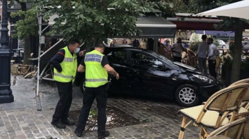 Εφιάλτης στη Γαλλία: Αυτοκίνητο έπεσε σε θαμώνες καφετέριας - Τουλάχιστον τρεις τραυματίες