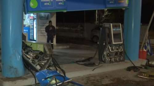 Βομβαρδισμένο τοπίο βενζινάδικο στη Βούλα: Πολυτελές τζιπ έπεσε πάνω στις αντλίες - Εξαφανίστηκαν οι επιβαίνοντες