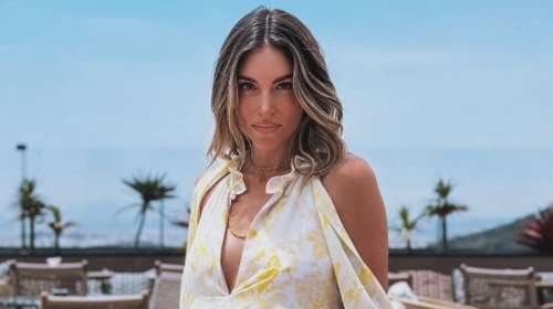 Η Αθηνά Οικονομάκου φωτογραφίζεται αγκαλιά με τη μητέρα του συντρόφου της, Μπρούνο Τσερέλα