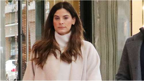 Χριστίνα Μπόμπα: Πρωινή βόλτα στην Αθήνα με το πιο κομψό πανωφόρι και υπερβολικά ψηλοτάκουνα  μποτάκια