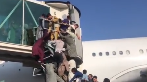 Αφγανιστάν: Χάος και πυροβολισμοί στο αεροδρόμιο της Καμπούλ - Ποδοπάτησαν κορίτσι - Μαζική φυγή από τη χώρα