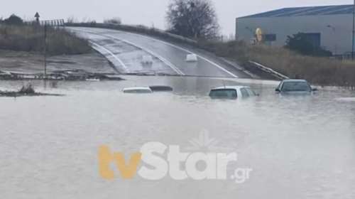 Απίστευτες εικόνες: &quot;Βυθίστηκαν&quot; αυτοκίνητα στο Σχηματάρι - Ακριβώς δίπλα από την εθνική οδό [βίντεο]