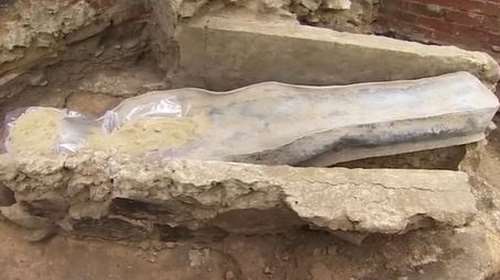 Μυστήριο με τη σαρκοφάγο που βρέθηκε στα έγκατα της Νοτρ Νταμ - Ποιος είναι ο νεκρός, πότε έζησε, τι σημαίνει η ταφή του