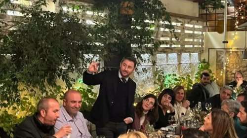 Χαμός με το viral τραγούδι για τις υποκλοπές στο δείπνο Ανδρουλάκη στο Ρέθυμνο: &quot;Μitsotakis leave PASOK alone...&quot; [βίντεο]