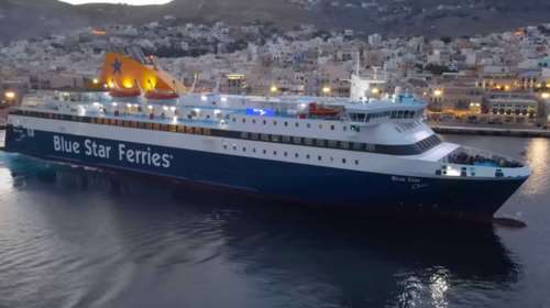 Σύρος: Ο καπετάνιος μαέστρος του Blue Star Chios - Η εντυπωσιακή μανούβρα στο λιμάνι [βίντεο]