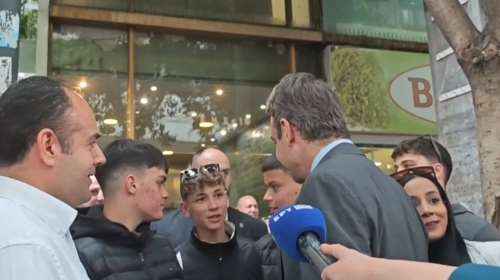 Ο διάλογος Μητσοτάκη με πιτσιρικάδες έξω από το ΥΠΟΙΚ: &quot;Προς ποια κατεύθυνση το βλέπετε;&quot; - &quot;Φυσικοθεραπεία&quot; [βίντεο]