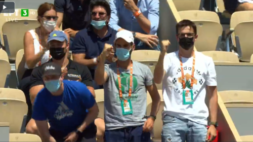 Κωνσταντίνος Μητσοτάκης: Ο γιος του πρωθυπουργού πανηγυρίζει στις κερκίδες του Roland Garros για την Σάκκαρη [βίντεο]