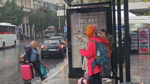 Σφοδρή βροχόπτωση στην Αθήνα: Τα καιρικά φαινόμενα αναμένεται να ενταθούν τις επόμενες ώρες [βίντεο]