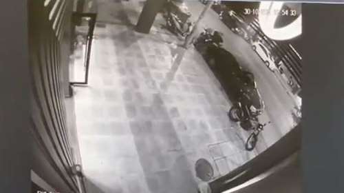 Βίντεο - ντοκουμέντο: Με &quot;τρελή&quot; ταχύτητα έτρεχε ο 21χρονος που καρφώθηκε με το αυτοκίνητό του πάνω στον ντελιβερά