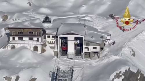 Τρόμος στις ιταλικές Άλπεις: 100 άτομα εγκλωβίστηκαν σε τελεφερίκ στα 2.800 μέτρα - Τέσσερις τραυματίες [βίντεο]