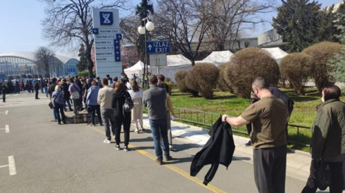 Σερβία: Κοσμοπλημμύρα από υπηκόους γειτονικών χωρών για ένα εμβόλιο
