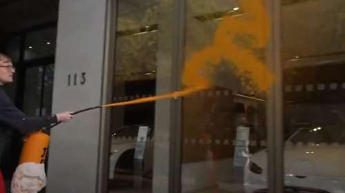 Aston Martin: Ακτιβιστές στο Λονδίνο ψέκασαν πορτοκαλί μπογιά σε έκθεση πολυτελών αυτοκινήτων [Βίντεο]