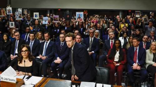 Στα &quot;σχοινιά&quot; ο Ζάκερμπεργκ και οι CEO των σόσιαλ μίντια: &quot;Έχετε αίμα στα χέρια σας - Το προϊόν σας σκοτώνει ανθρώπους&quot;