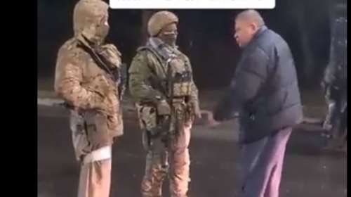 Πόλεμος στην Ουκρανία - Παππούς σε Ρώσους στρατιώτες στη Μελιτόπολη: ''Τι κάνετε εδώ; Είστε μαριονέτες, και εγώ Ρώσος είμαι, αλλά μένω εδώ'' [Βίντεο]