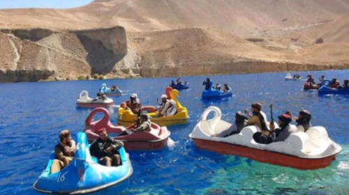 Απίστευτες εικόνες: Οπλισμένοι Ταλιμπάν διασκεδάζουν πάνω σε θαλάσσια ποδήλατα - κύκνους