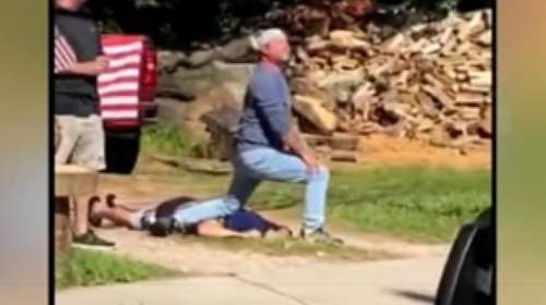 Aμετανόητοι και προκλητικοί: Oπαδοί του Τραμπ κάνουν αναπαράσταση της δολοφονίας Φλόιντ μπροστά σε διαδηλωτές