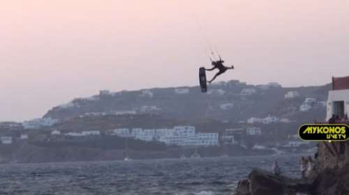 Μύκονος: Εντυπωσίασαν οι βιρτουόζοι του Kite Surf στη Μικρή Βενετία [βίντεο]