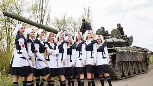 Ρωσίδες μοντέλα και ινφλουένσερς ντύνονται νοσοκόμες και εμψυχώνουν τον στρατό