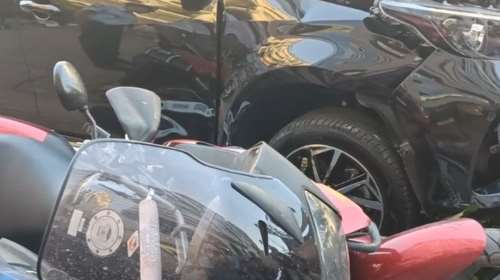 Σοκαριστικό τροχαίο στην Κηφισίας: Αυτοκίνητο καβάλησε το πεζοδρόμιο και παρέσυρε πεζούς και δίκυκλα