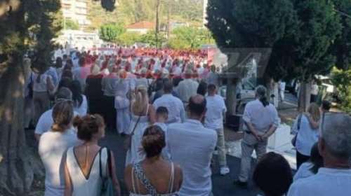 Πάτρα: Όλοι στα λευκά στην κηδεία της 14χρονης Χριστίνας - Πλήθος κόσμου στο τελευταίο αντίο [εικόνες]