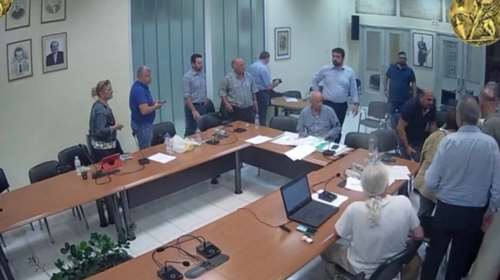 Χίος: Κατέρρευσε δημοτικός σύμβουλος την ώρα του συμβουλίου - Δεν υπήρχε ασθενοφόρο να τον πάει στο νοσοκομείο