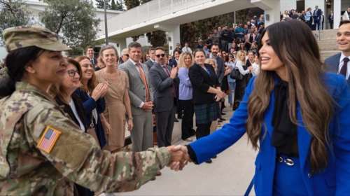 Κίμπερλι Γκίλφοϊλ: Συναντήθηκε με το προσωπικό της Πρεσβείας των ΗΠΑ στην Αθήνα [εικόνες]