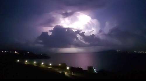 Κακοκαιρία &quot;Μπάλλος&quot;: Εντυπωσιακό βίντεο από κεραυνούς που έκαναν τη νύχτα μέρα στη Μύκονο