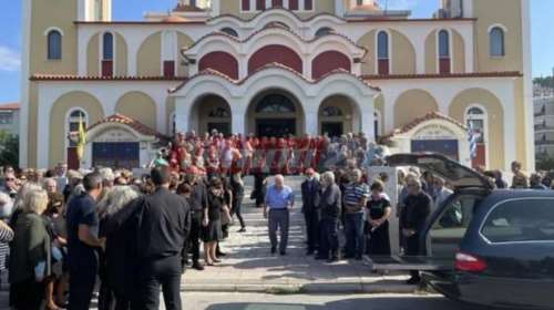 Άρτα: &quot;Αντίο δάσκαλε&quot; - Πλήθος κόσμου στην κηδεία του 68χρονου που δολοφονήθηκε από τον γιο του [βίντεο]