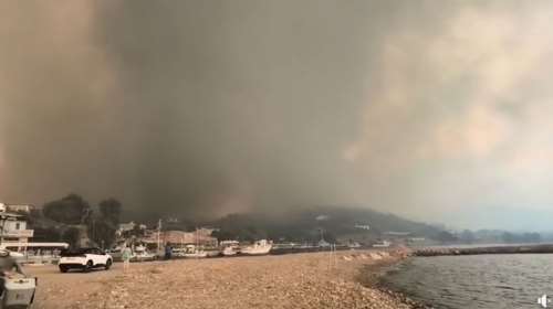 Μαίνεται η φωτιά στη Χίο: Πολίτες απεγκλωβίζονται από παραλίες [βίντεο]