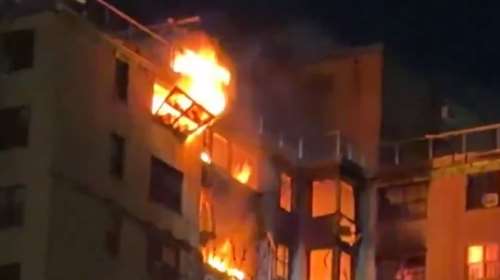 Νέα Υόρκη: Μεγάλη φωτιά σε πολυκατοικία στο Μπρονξ - Ένοικοι κρέμονταν από τα παράθυρα