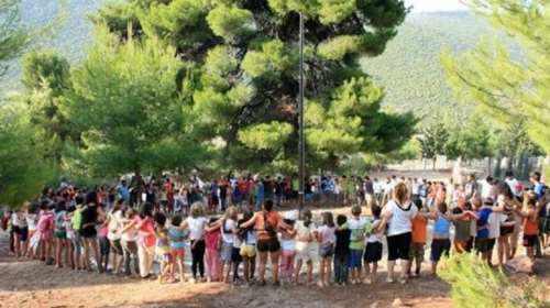 Συναγερμός για κρούσματα σε κατασκήνωση στα Χανιά: &quot;Μου έλεγαν ότι το παιδί μου έχει ηλίαση&quot;