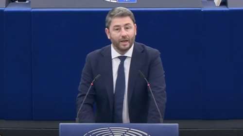 Ανδρουλάκης στο Ευρωκοινοβούλιο για δημοσιεύματα: Σενάρια επιστημονικής φαντασίας που θυμίζουν QAnon και Τραμπ